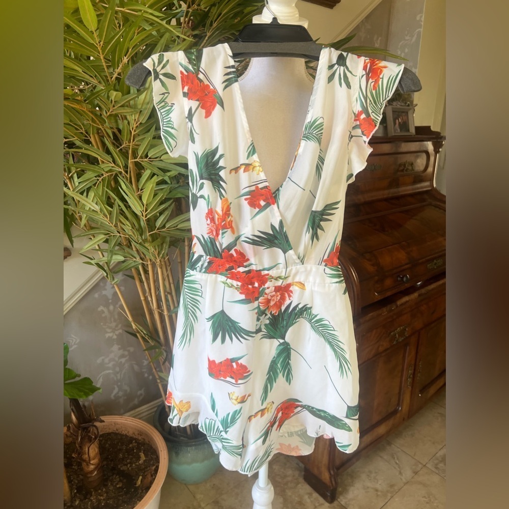 Prettylittlething ladies jumpsuit size 2 V-neck ties and zips in the back - Picture 3 of 11